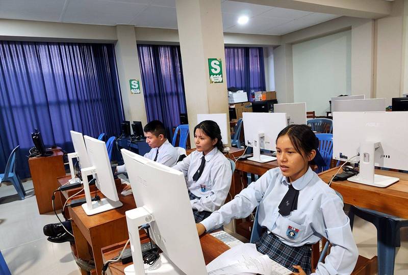 Estudiantes de secundaria en el centro de cómputo