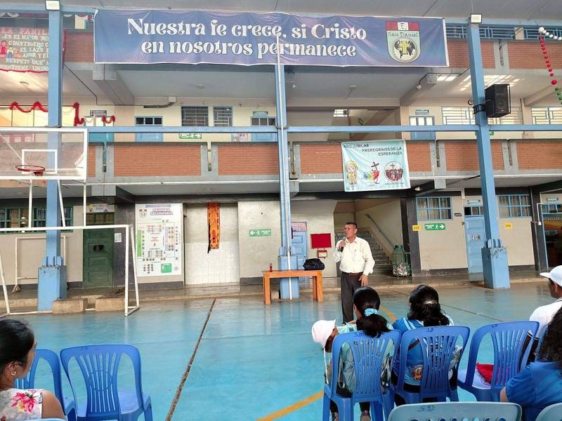 Familias y estudiantes en el patio del colegio