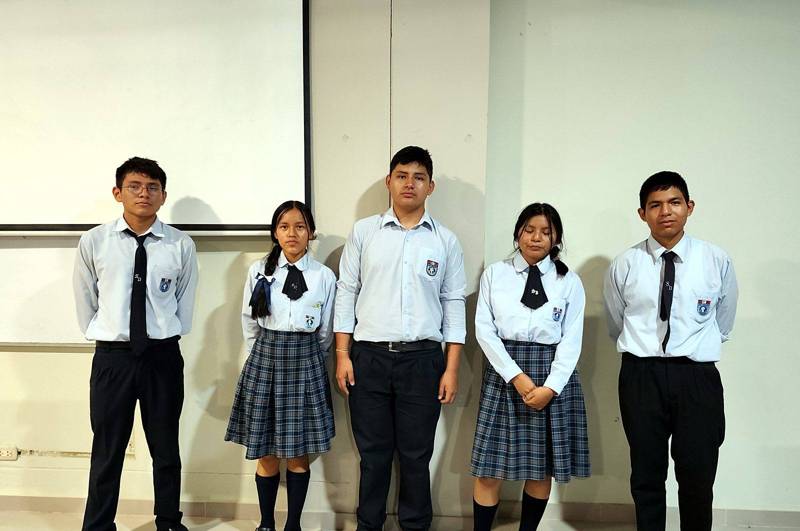 Estudiantes del colegio con uniforme
